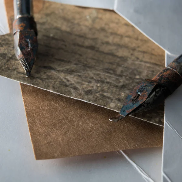 Set aus alten Stiften und altem Papier. Nahaufnahme — Stockfoto
