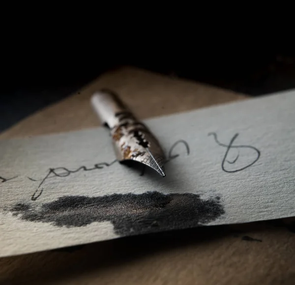 Vecchia penna su carta vintage. macchia d'inchiostro. primo piano — Foto Stock