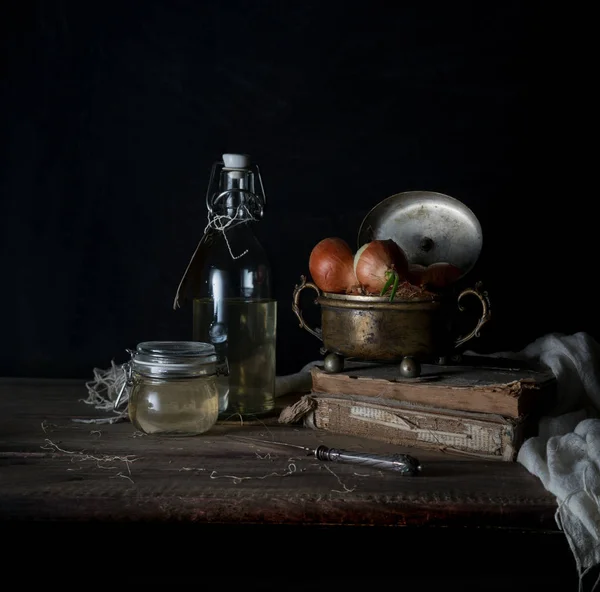 Natura morta con cipolle su un tavolo di legno su uno sfondo scuro — Foto Stock