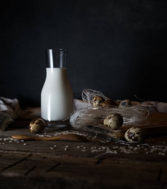 Taze organik yumurta, süt ve tereyağı, Natürmort, rustik tarzda vintage ahşap arka plan