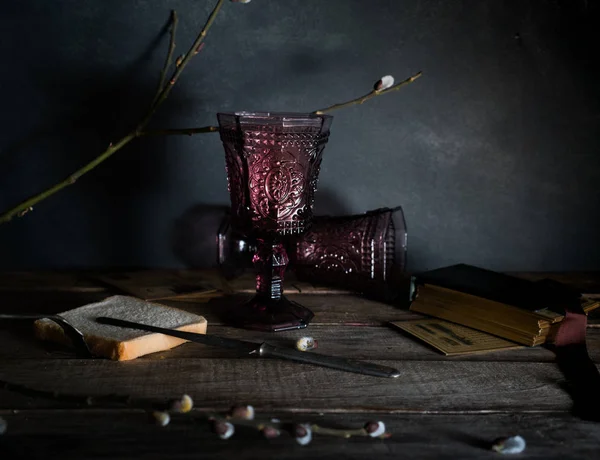 Twee vintage glazen op een houten tafel, takken van de wilg. Donkere achtergrond. — Stockfoto