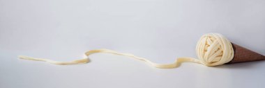 Başlık banner site tasarımı için. Iğne işi, el yapımı. Konu, örgü ve tığ, iplik topu. Yatay biçimi, metin için yer
