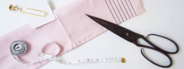 Başlık banner site tasarımı için. Iğne işi, el yapımı. Makas, santimetre teyp, yatay biçimi, metin için yer