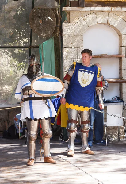 Mitglieder "Ritter von Jerusalem" als Ritter verkleidet posieren für Foto — Stockfoto