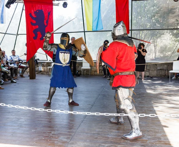 Mitglieder der "Ritter von Jerusalem" sind als Ritter verkleidet unterwegs — Stockfoto
