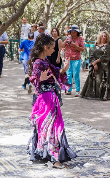 Члени "лицарями Єрусалимського" танцює Східні танцю — стокове фото