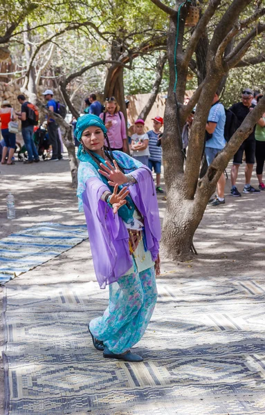 Члени "лицарями Єрусалимського" танцює Східні танцю — стокове фото