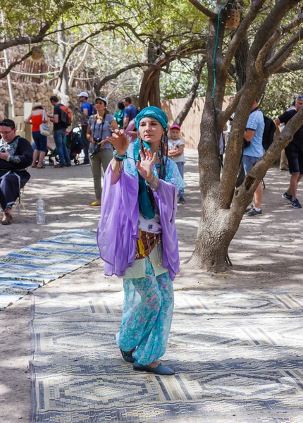 Membros "Cavaleiros de Jerusalém" está dançando dança oriental — Fotografia de Stock