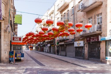 Çin fenerler ve Jer Çince ejderha ile dekore edilmiş sokak