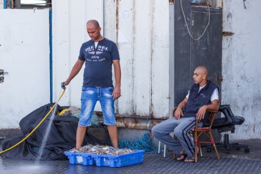Limanda Yafo İsrail'in üzerinde taze Yengeç satan balıkçılar