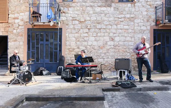 Müzik grubu Noel pazarı bir sunum verir