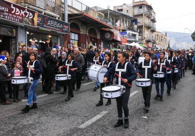Öğrenciler St. Elias piskoposluk okulun Noel Baba içinde katılmak