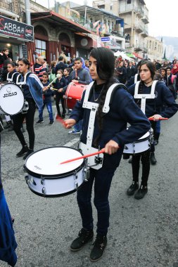 Öğrenciler St. Elias piskoposluk okulun Noel Baba içinde katılmak