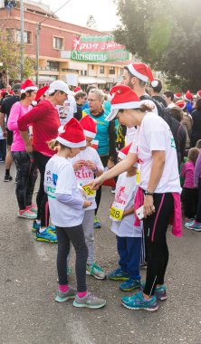 Katılımcılar çalıştırmak yıllık Noel için hazır olun.