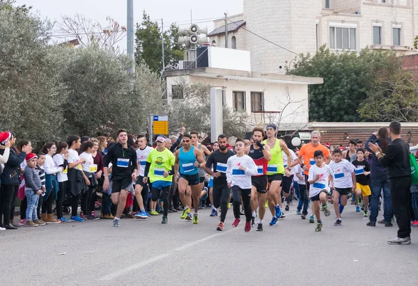 Yetişkinler ve çocuklar için yıllık Noel yarışın başlamasından