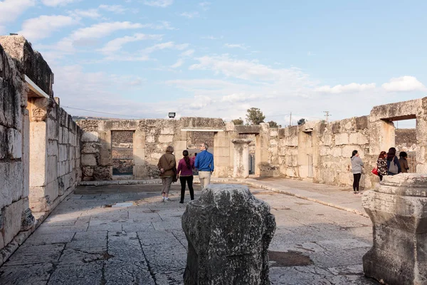 Turiștii se uită la inscripția de pe ruinele Sinagogii Albe din Cap — Fotografie, imagine de stoc