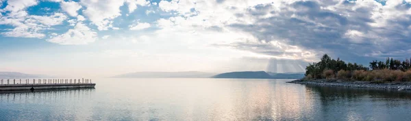 Puesta de sol en el lago Kinneret cerca de la ciudad de Tiberias —  Fotos de Stock