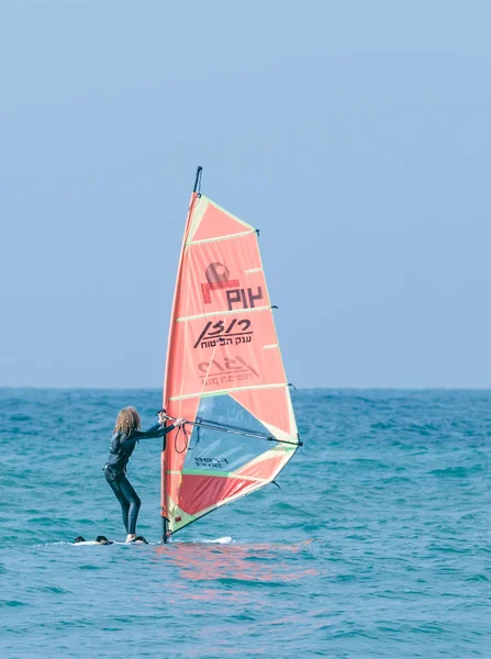 Rüzgar Sörfü Akdeniz'de egzersiz kız