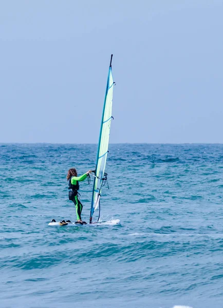 Menina se exercitando no windsurf no mar Mediterrâneo — Fotografia de Stock