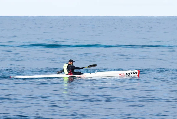 Treinamento de atleta em caiaque manhã de inverno no mar perto da costa — Fotografia de Stock