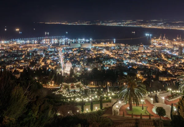 Вид на центр Хайфы, гавань и бухту Хайфы ночью — стоковое фото