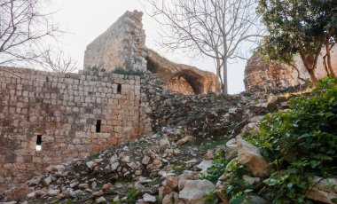 Duvar kalıntıları ve Yehiam kale binalarda