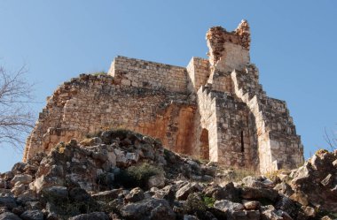 Duvar kalıntıları ve Yehiam kale binalarda