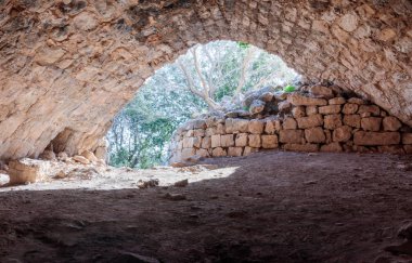 Duvar kalıntıları ve Yehiam kale binalarda