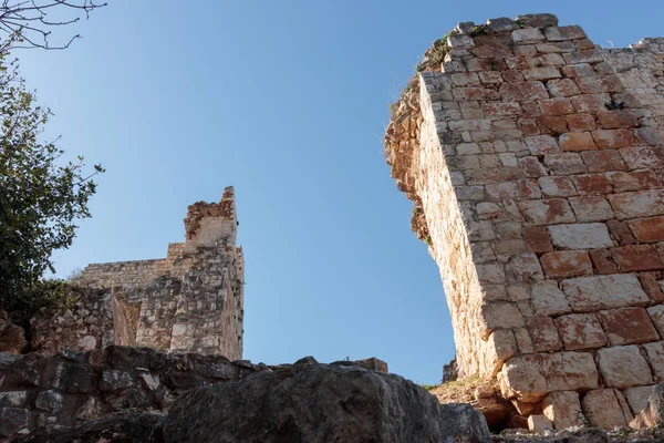 Resten van muren en gebouwen in het Yehiam-Fort — Stockfoto