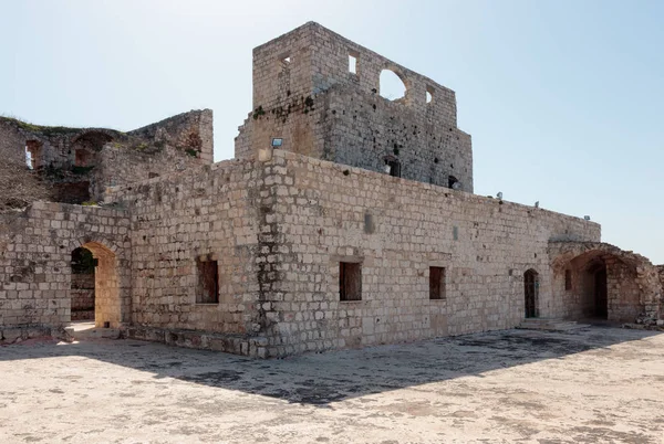 Resten van muren en gebouwen in het Yehiam-Fort — Stockfoto