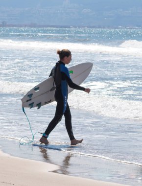 Yönetim Kurulu ile plaj renk su geçirmez elbiseli adam yürür