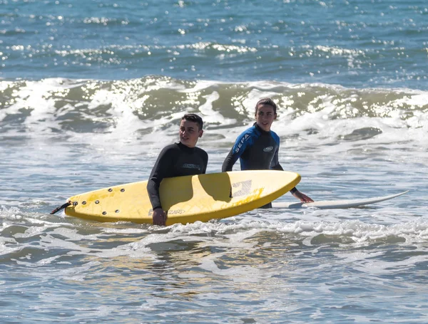 Jovens se exercitando no surf nas pranchas — Fotografia de Stock