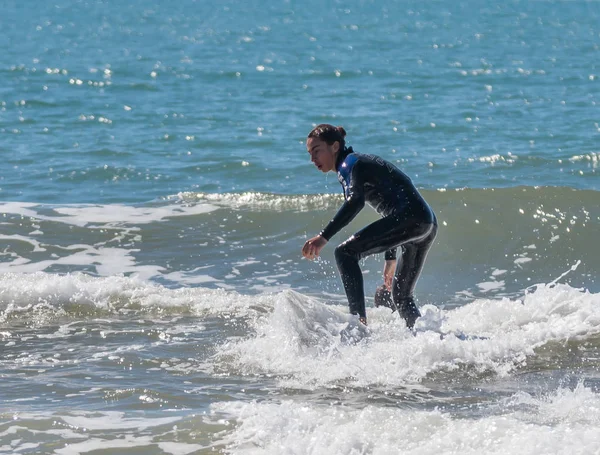 Jovem se exercitando no surf no tabuleiro — Fotografia de Stock