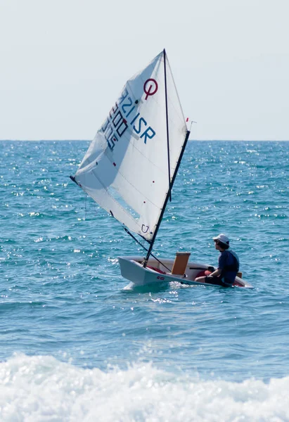 Jovem atleta treina em um barco à vela esportiva de nível básico — Fotografia de Stock