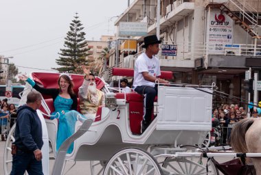 Katılımcılar, robot giyinmiş arnival street yürüyüş