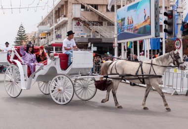 Katılımcılar, robot giyinmiş arnival street yürüyüş