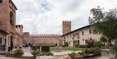 Yürüyen turist ve Castelvecchio'yu avluda fotoğraf çekmek