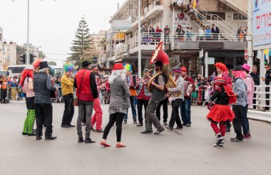 Participantin izleyiciler yürüyüş ve musi oynarken karnaval