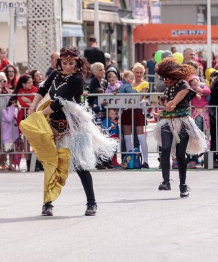 Egzotik kostüm izleyiciler sokakta dans dansçılar