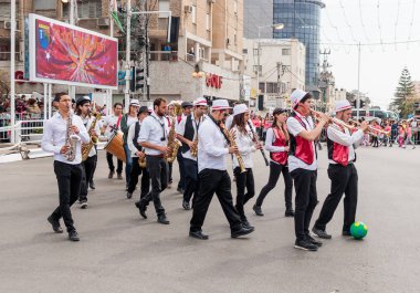 Participantin izleyiciler yürüyüş ve içinde oynamaya karnaval