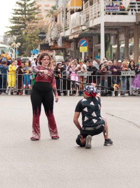 Hokkabazlar sokakta izleyiciler için kendi sanat göster