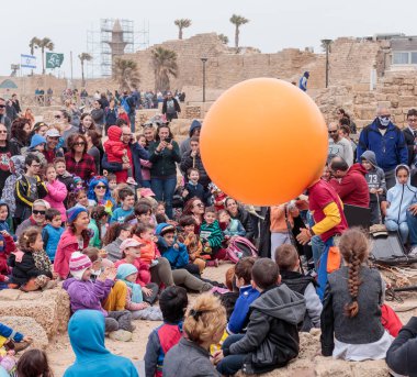 Palyaço Festivali sanatını çocuklar için gösterir.