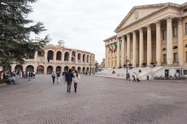 Piazza sutyen yürüyüş turist kare ve fotoğraf çekmek