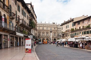Piazza Delle Erbe ve fotoğraf çekmek çevresinde yürüyüş turist