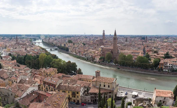Fiume Adige e centro storico di Verona — Foto Stock
