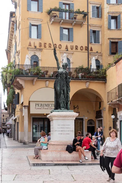 Οι τουρίστες που αναπαύεται το τετράγωνο Piazza Delle Erbe σε Βερόνα — Φωτογραφία Αρχείου