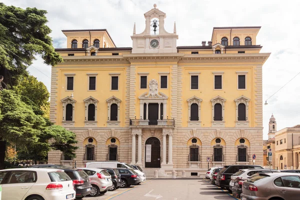 Via Francesco Viviani Meydanı Verona'Merkez postane