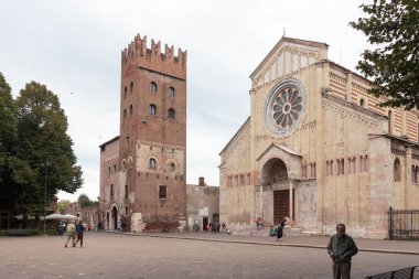 Turistler ve geçenler Basilica di San Zeno Maggiore yürümek