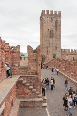 Ponte Scaligero ve Vero içinde fotoğraf çekmek boyunca yürüyüş turist