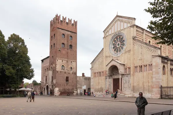 Turister och förbipasserande promenad nära Basilica di San Zeno Maggiore — Stockfoto